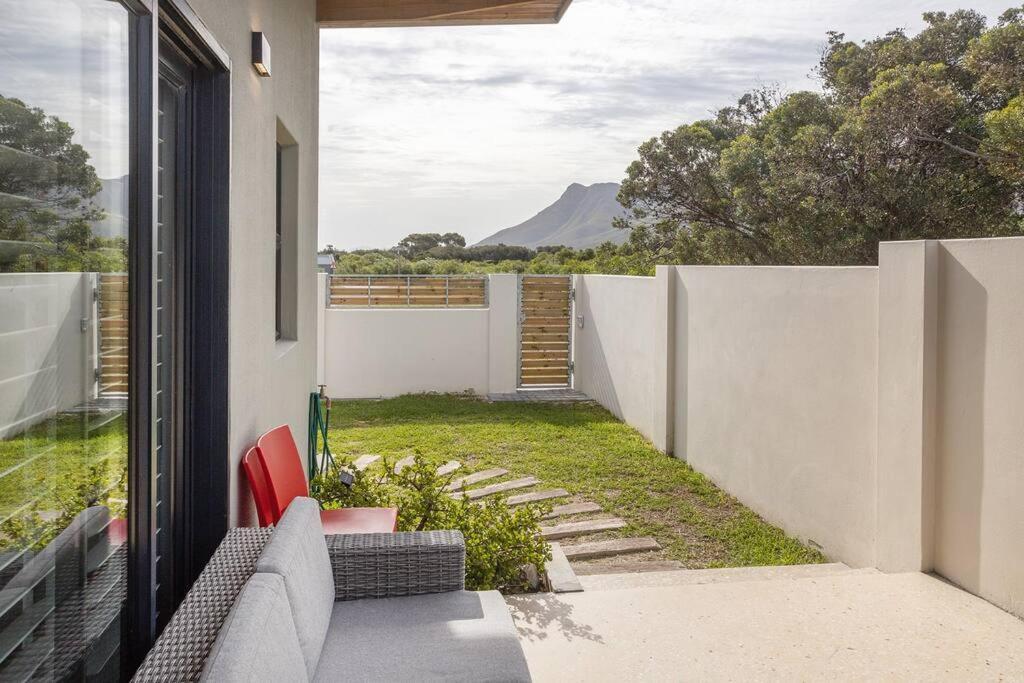 Mountain And Sea Cottage Hermanus Exterior photo